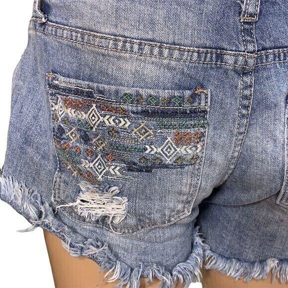 Rue21 Womens Denim Blue Jean Shorts Embroidered Cutoff Distressed Size 5 6 - Picture 5 of 9